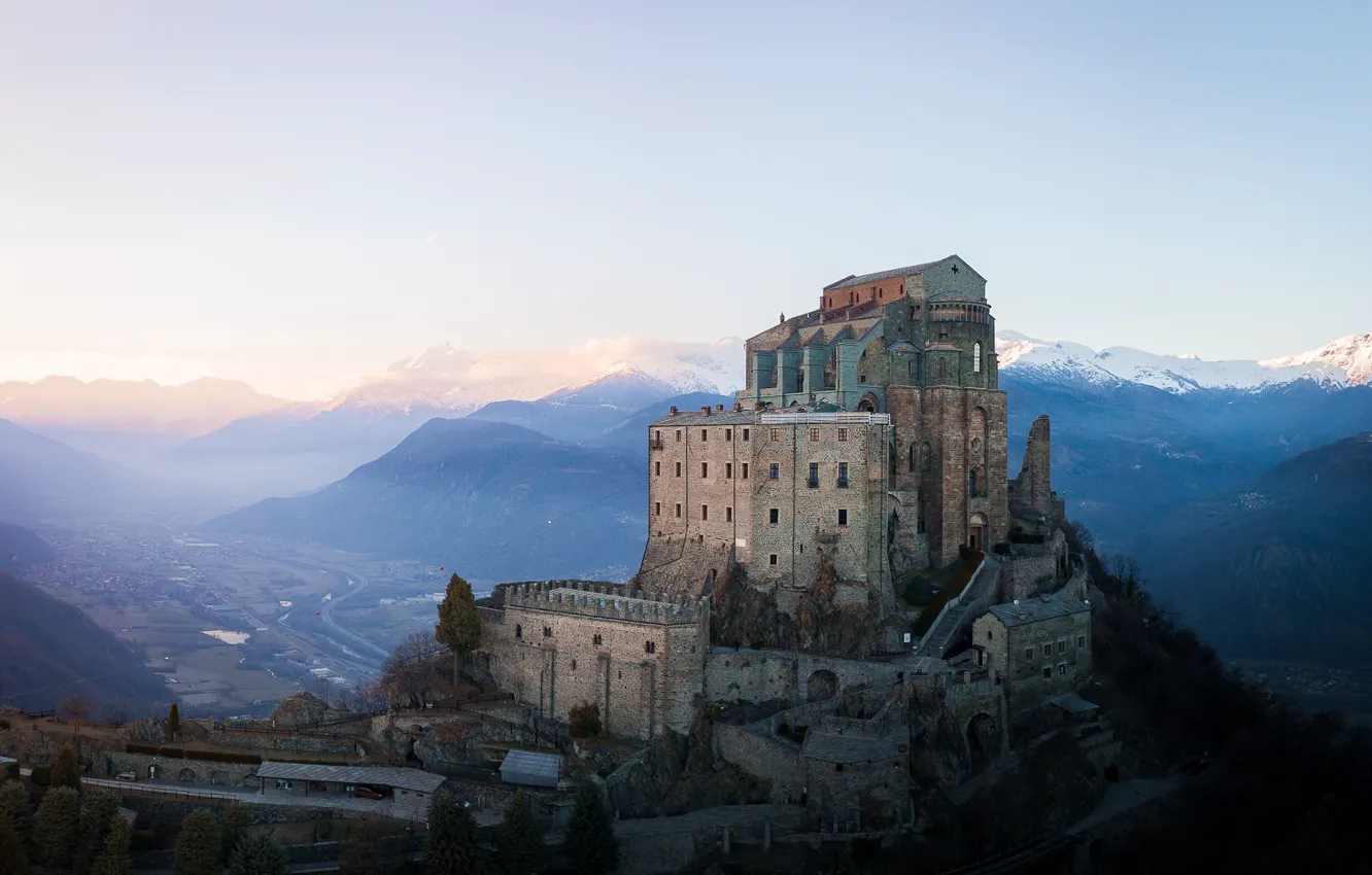 Фото обои Горы, Замок, Италия, Пейзаж, Долина, Пьемонт, Монастырь, аббатство Святого Михаила