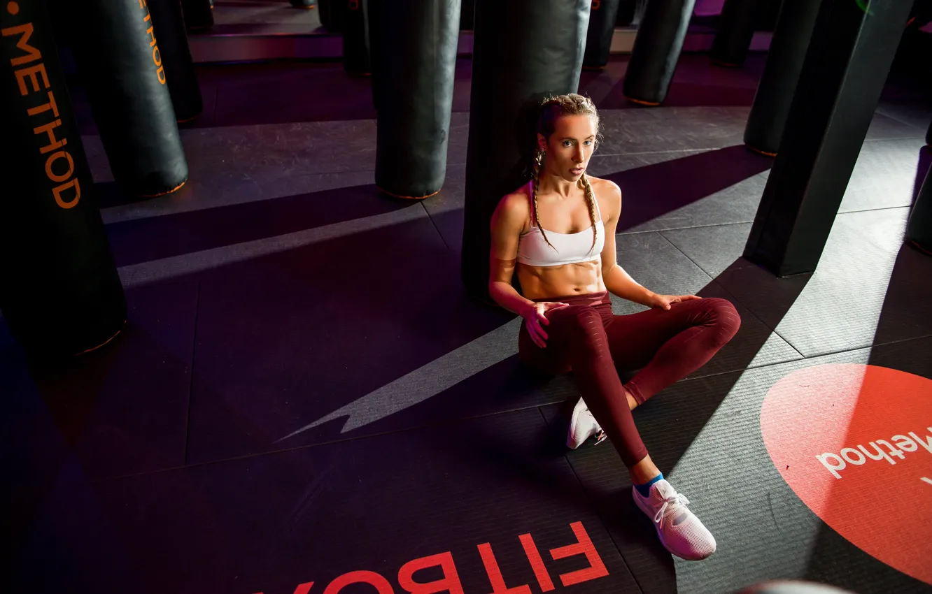 Фото обои девушка, спортивная, спортзал, Hanna, боксерские груши