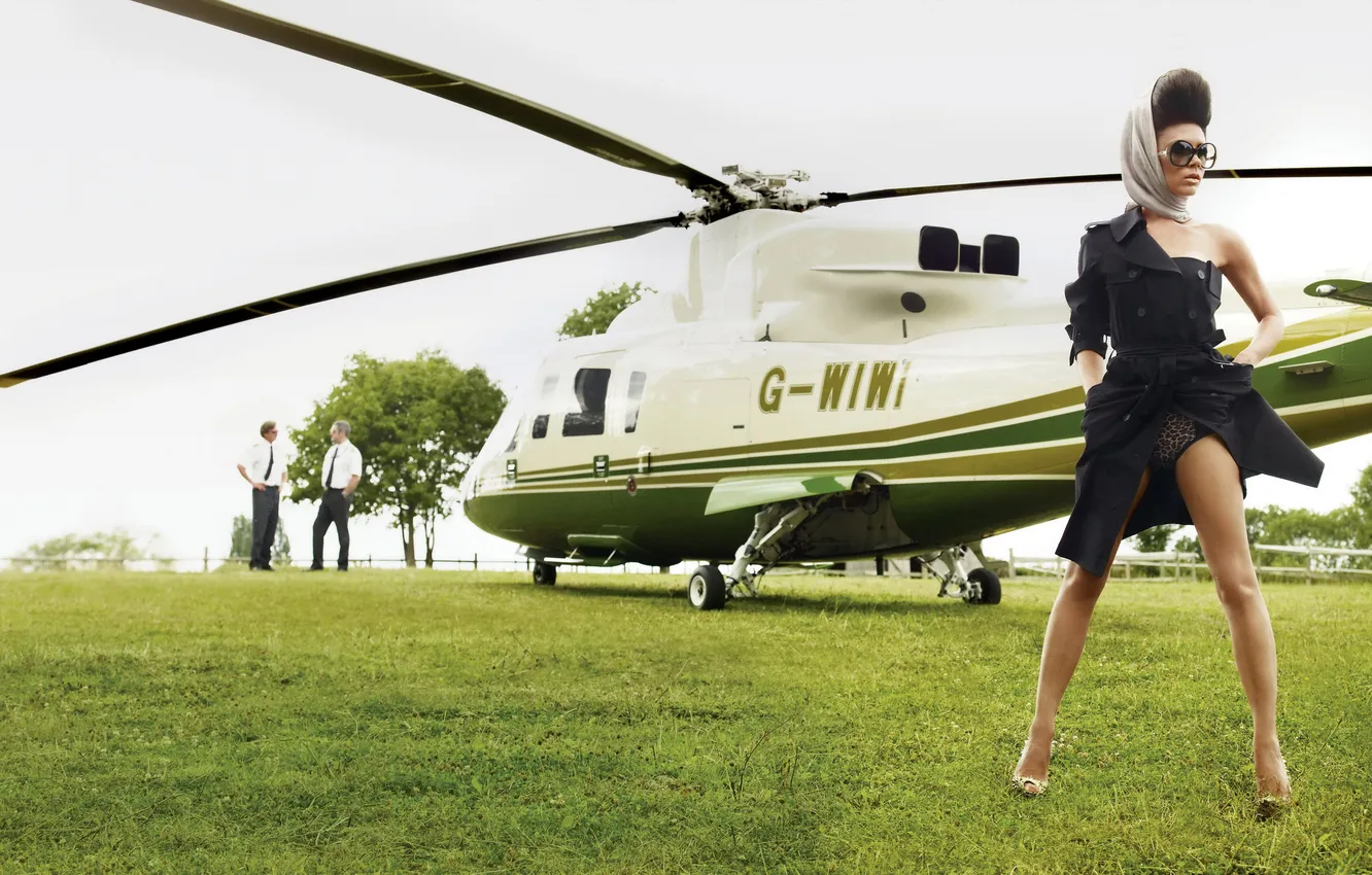 Фото обои вертолет, Victoria Beckham, пилоты, виктория бекхэм