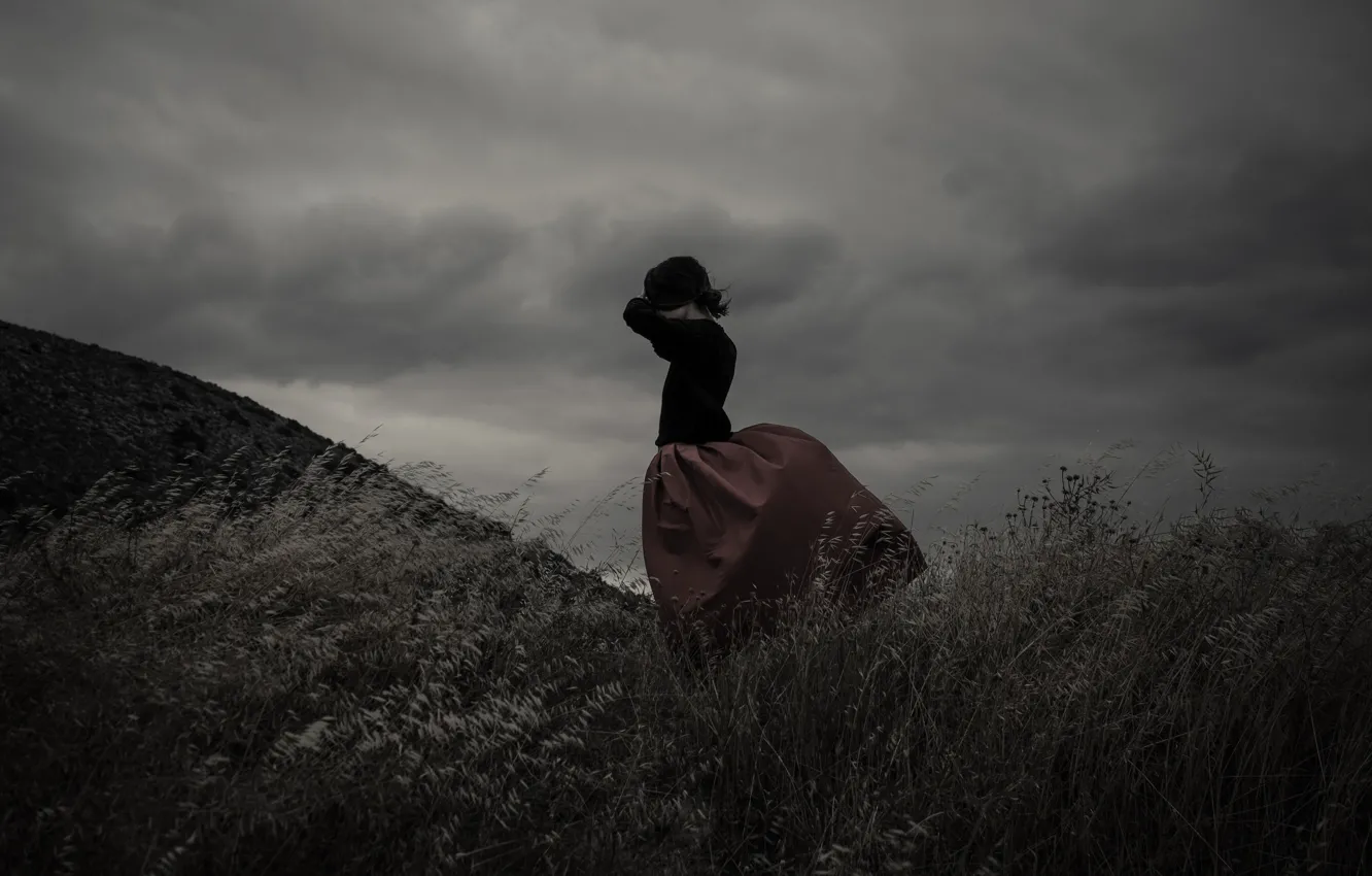 Фото обои girl, storm, dress, field, clouds