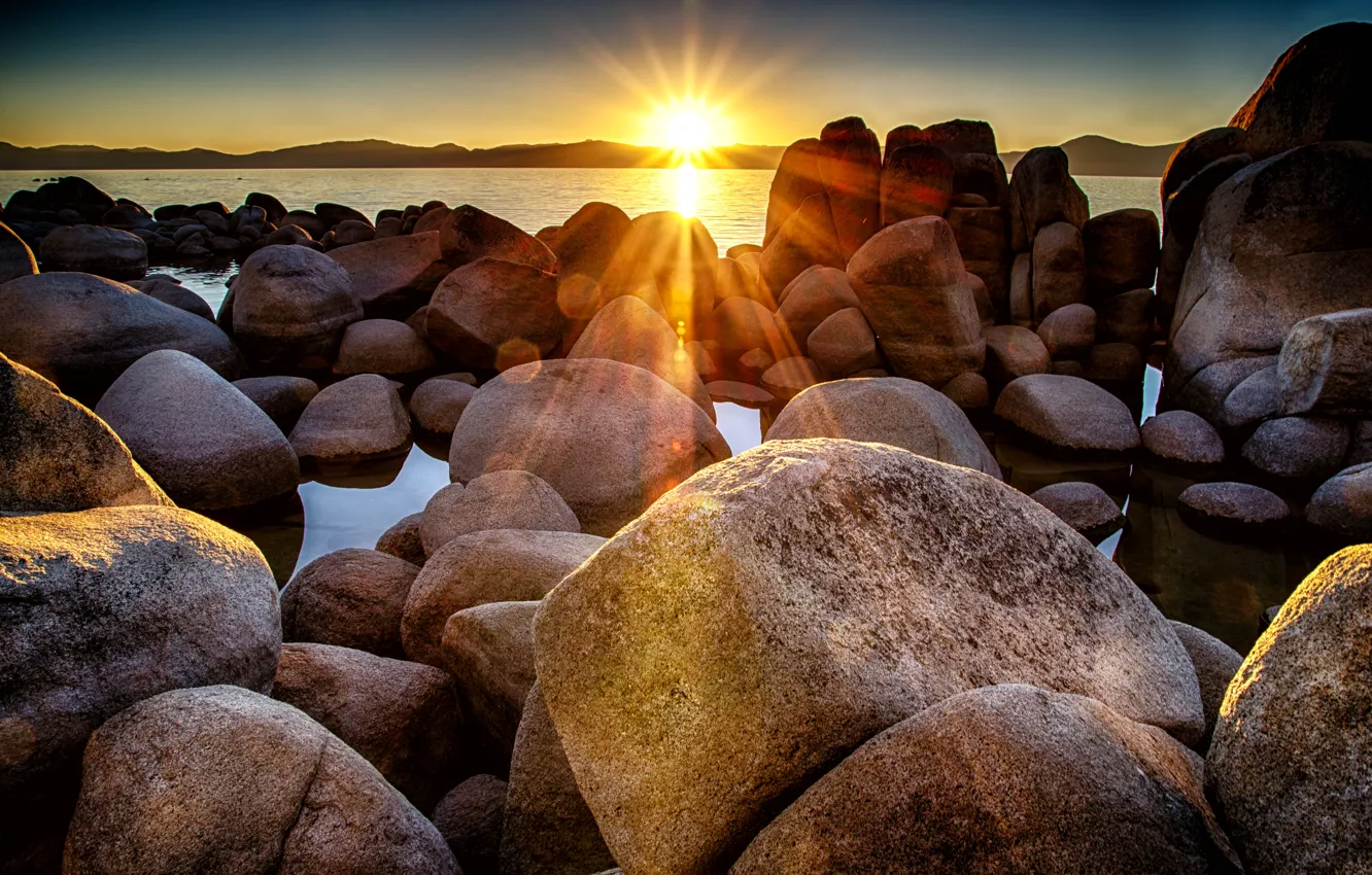 Фото обои солнце, закат, камни, берег, залив, валуны