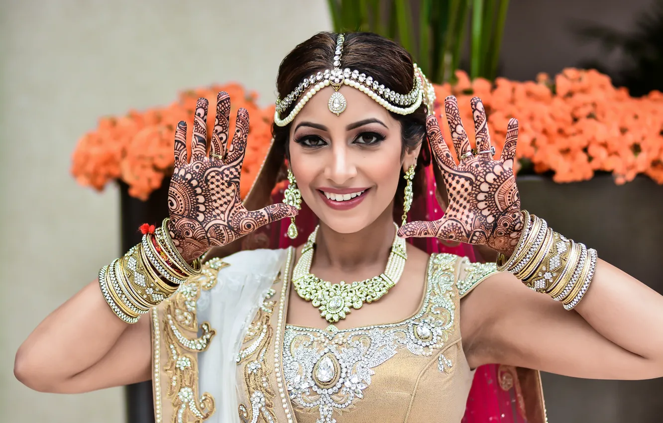 Фото обои девушка, bride, smiling, индианка, свадебный макияж, hands up, indian wedding