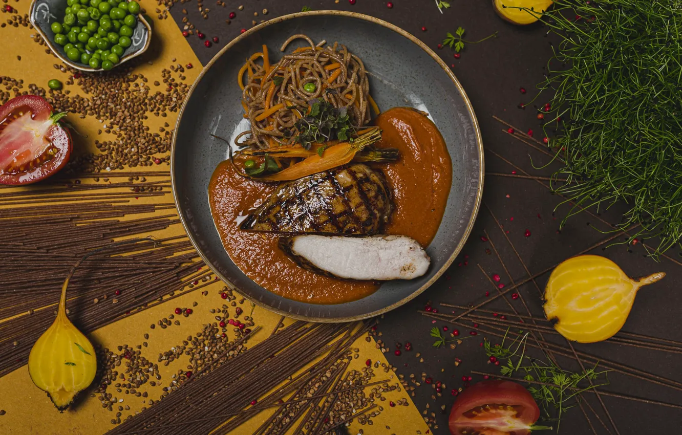 Фото обои зелень, курица, мясо, россыпь, овощи, помидоры, спагетти, соус