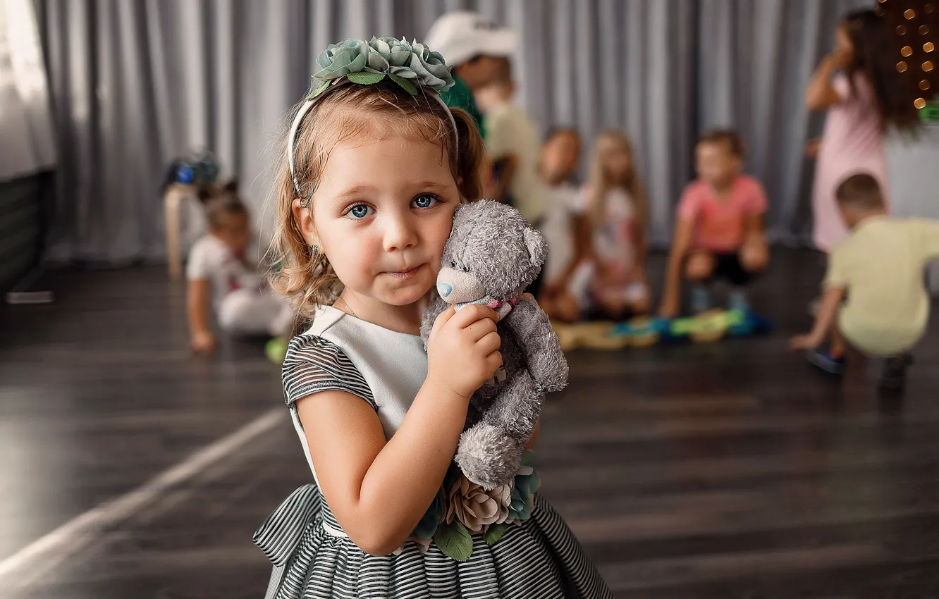 Фото обои взгляд, дети, игрушка, мишка, девочка, ребёнок, Владимир Васильев