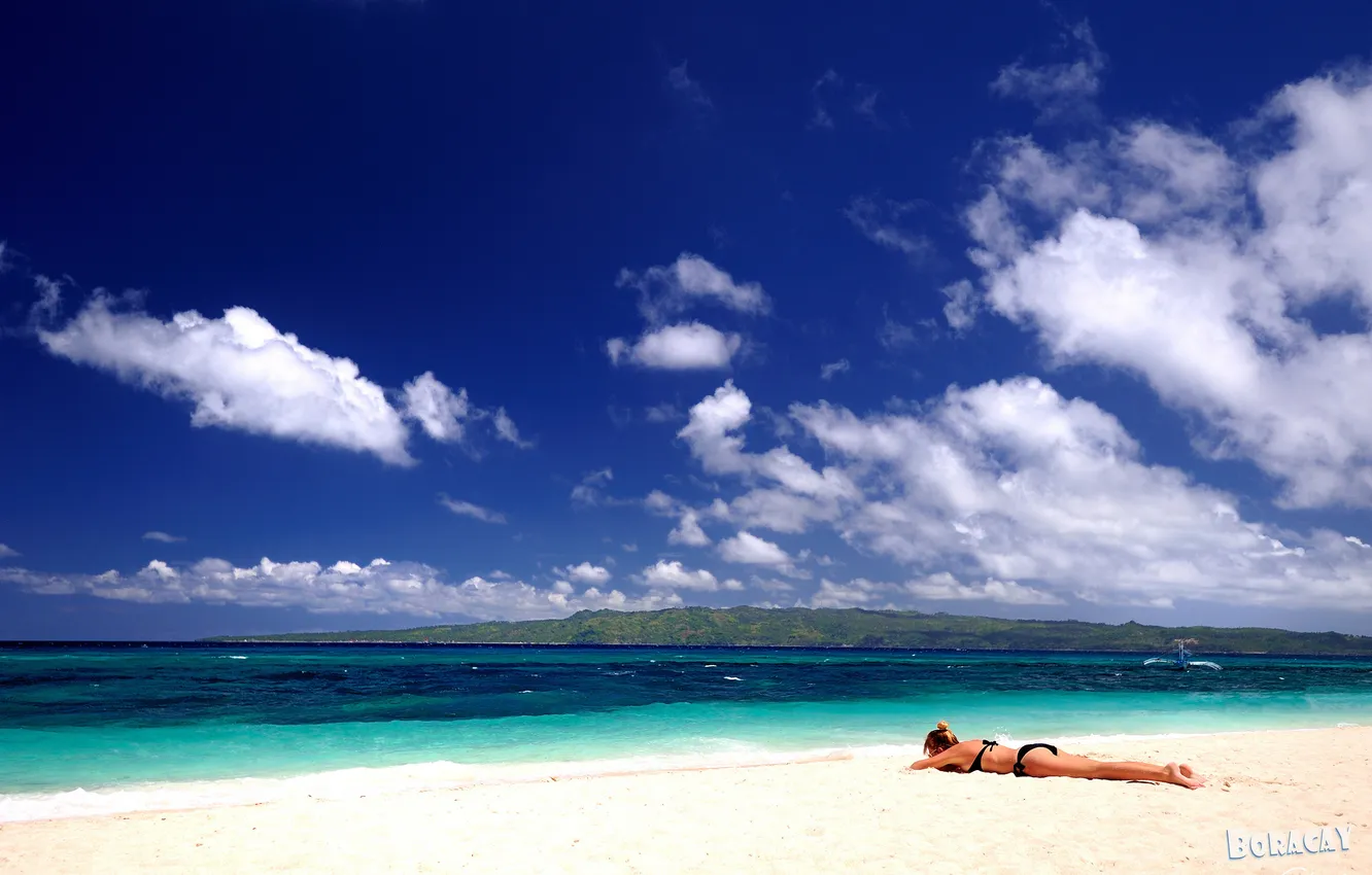 Фото обои море, пляж, купальник, небо, девушка, отдых