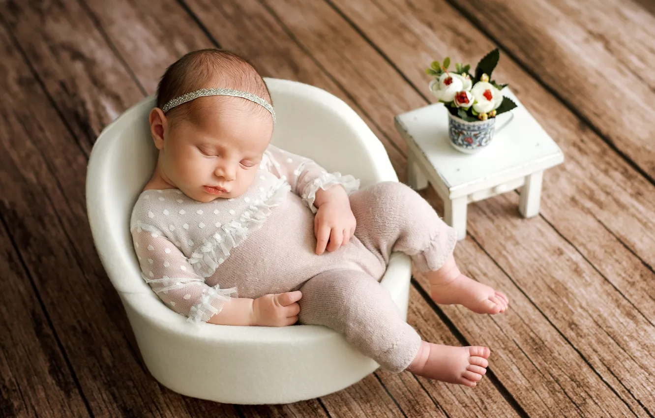 Фото обои доски, сон, кресло, девочка, малышка, ребёнок, младенец, букетик