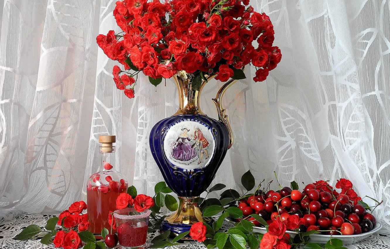 Фото обои цветы, ягоды, розы, ваза, натюрморт, черешня, салфетка, тюль