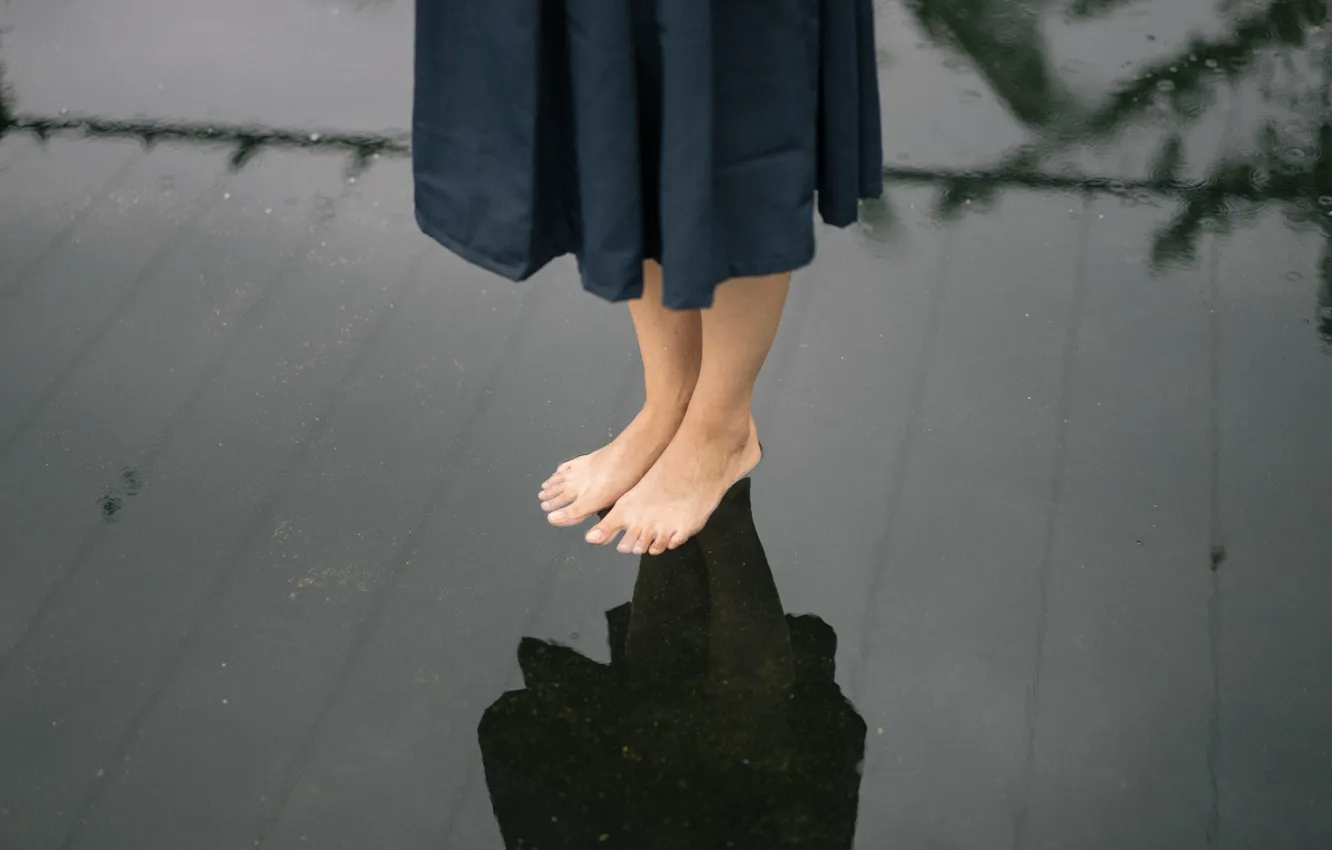 Фото обои girl, dress, water, raindrops, mirror, reflections, feet, deck