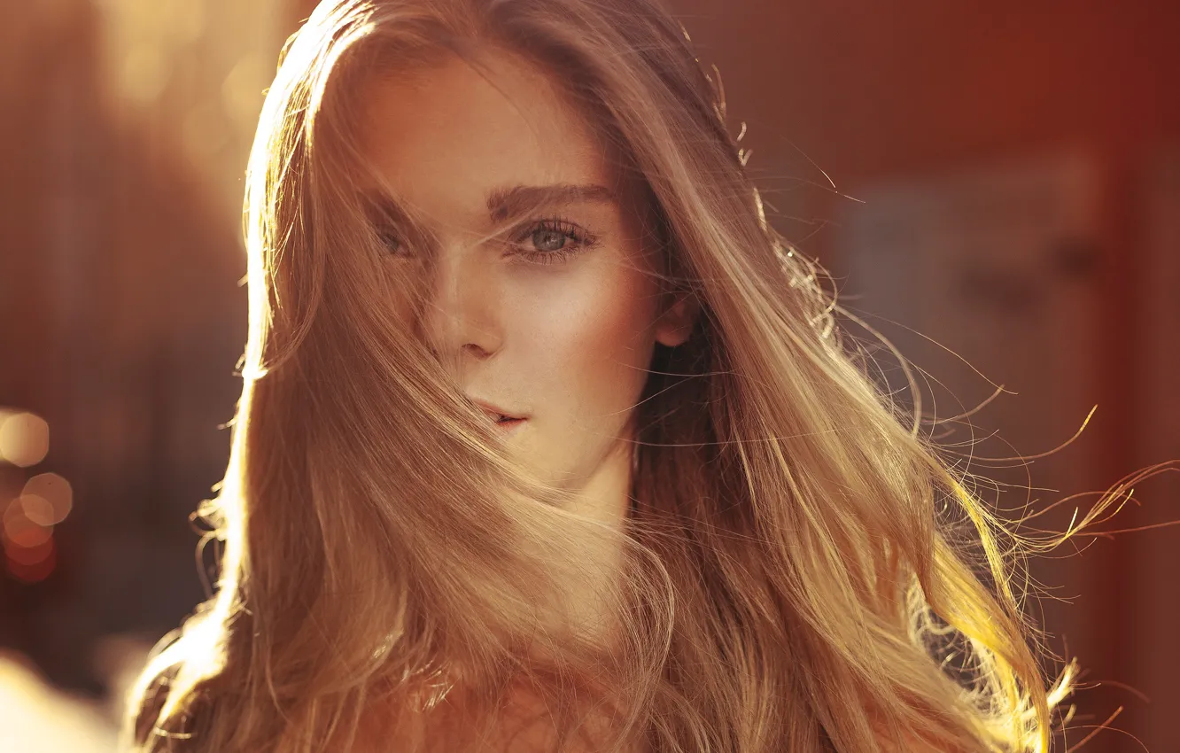 Фото обои взгляд, девушка, свет, лицо, ветер, модель, волосы, красивая