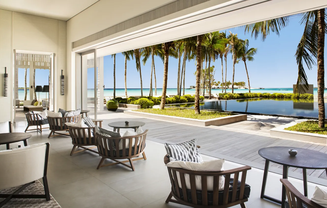 Фото обои пальмы, вилла, бассейн, ресторан, терраса, столики, зона отдыха, у океана