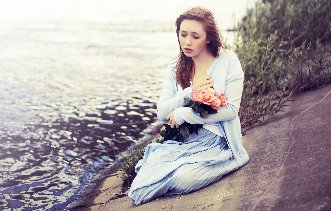 Фото обои девушка, цветы, река, розы, шатенка