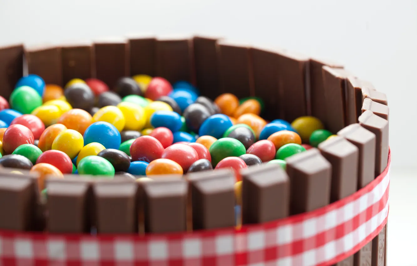 Фото обои цветные, палочки, конфеты, лента, корзинка, разные, шоколадные, M&amp;M’s