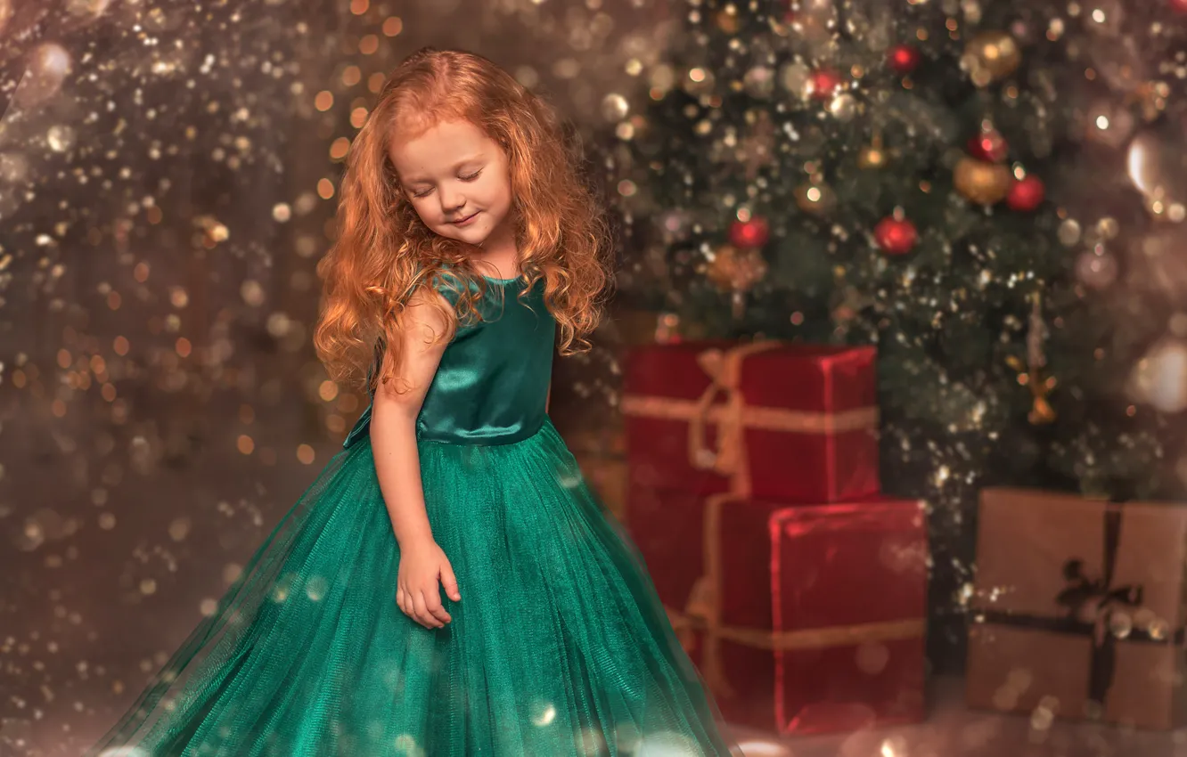Фото обои праздник, игрушки, новый год, девочка, подарки, ёлка, ребёнок, коробки