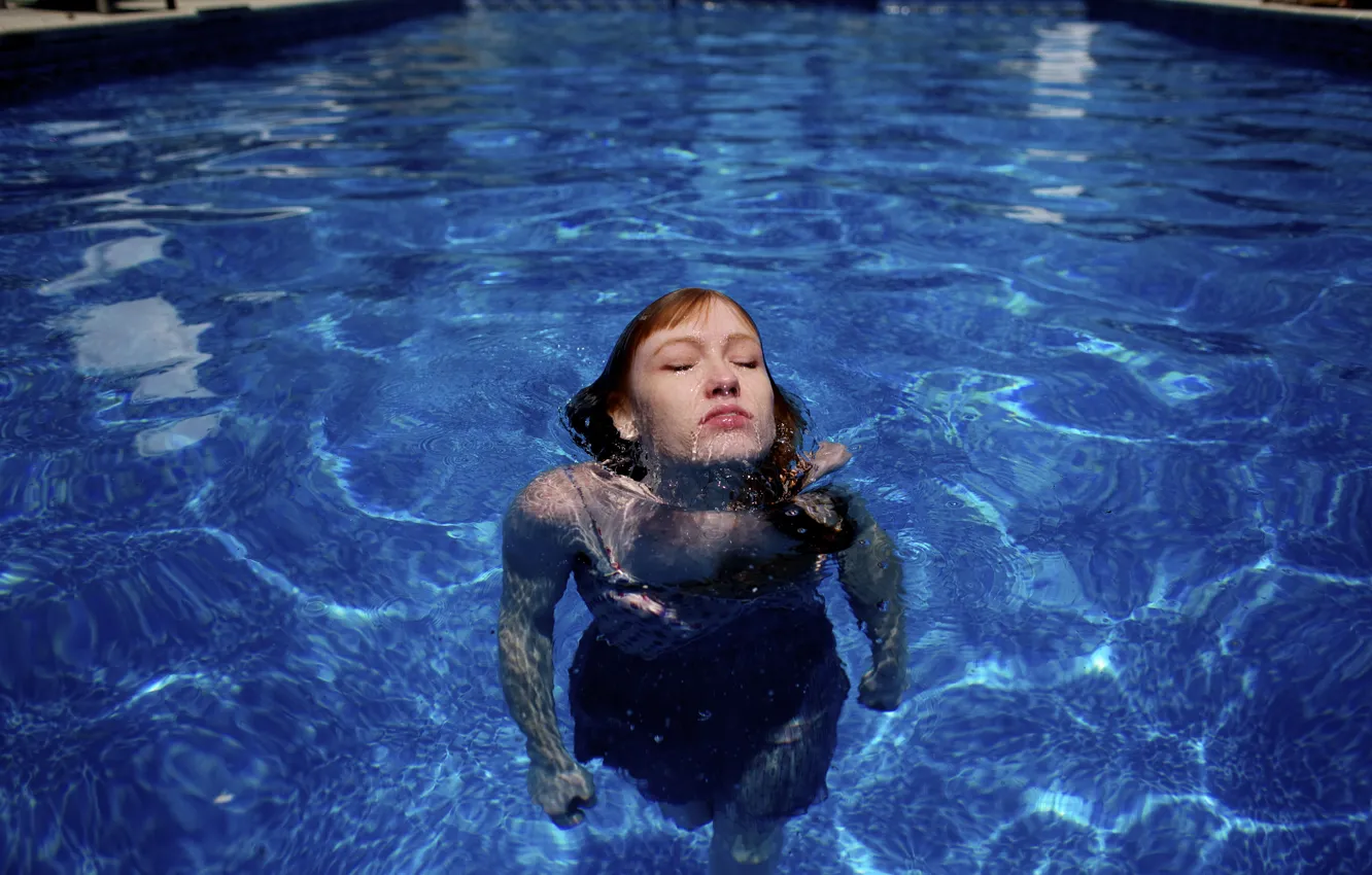 Фото обои girl, pool, woman, water, model, face, redhead, female