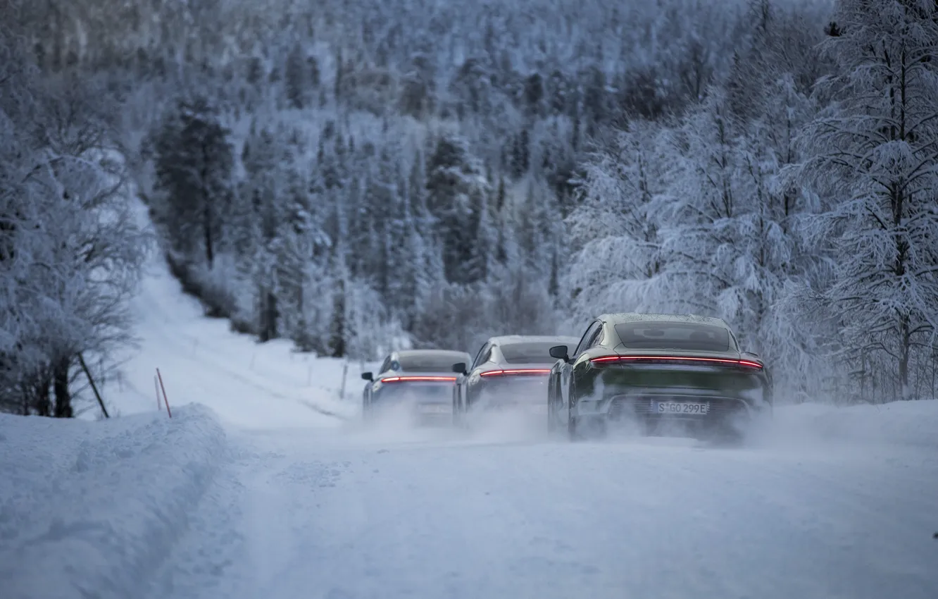 Фото обои дорога, лес, снег, движение, Porsche, 2020, Taycan, Taycan 4S