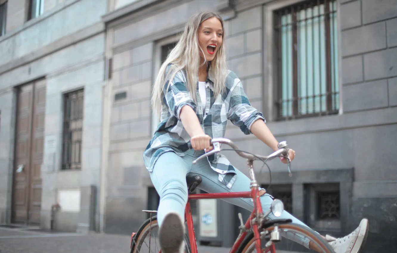 Фото обои радость, joy, рубашка в клетку, яркие губы, plaid shirt, белые кроссовки, white sneakers, bright lips