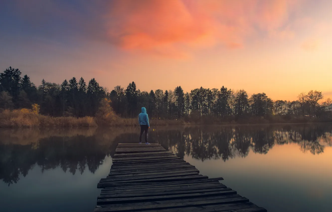 Фото обои twilight, trees, sunset, clouds, lake, man, dusk, reflection