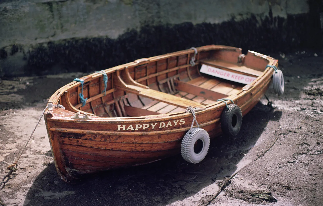 Фото обои надпись, лодка, шины