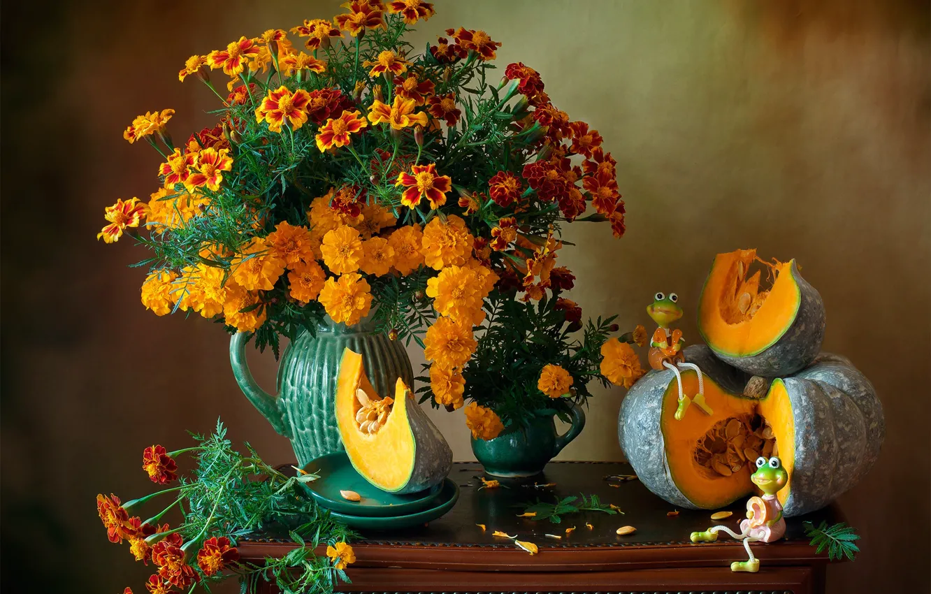 Фото обои цветы, лягушки, кружка, тыквы, тарелки, кувшин, натюрморт, столик