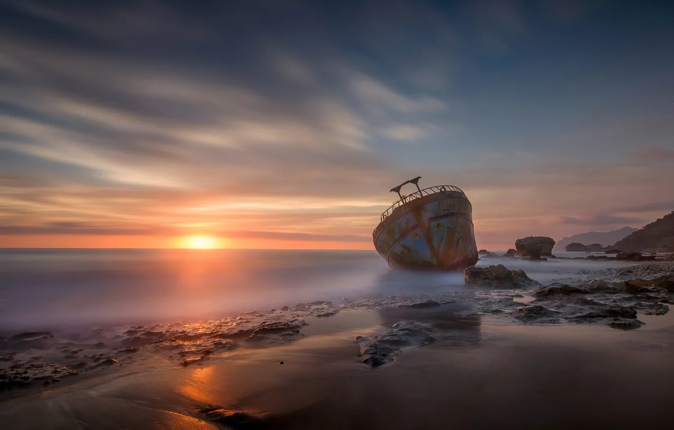 Фото обои море, камни, рассвет, корабль