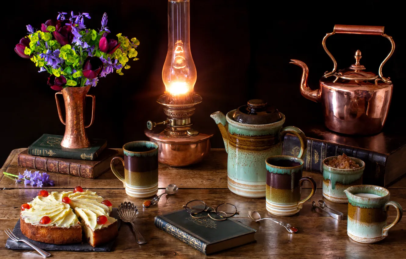 Фото обои цветы, лампа, кофе, букет, чайник, очки, тюльпаны, торт