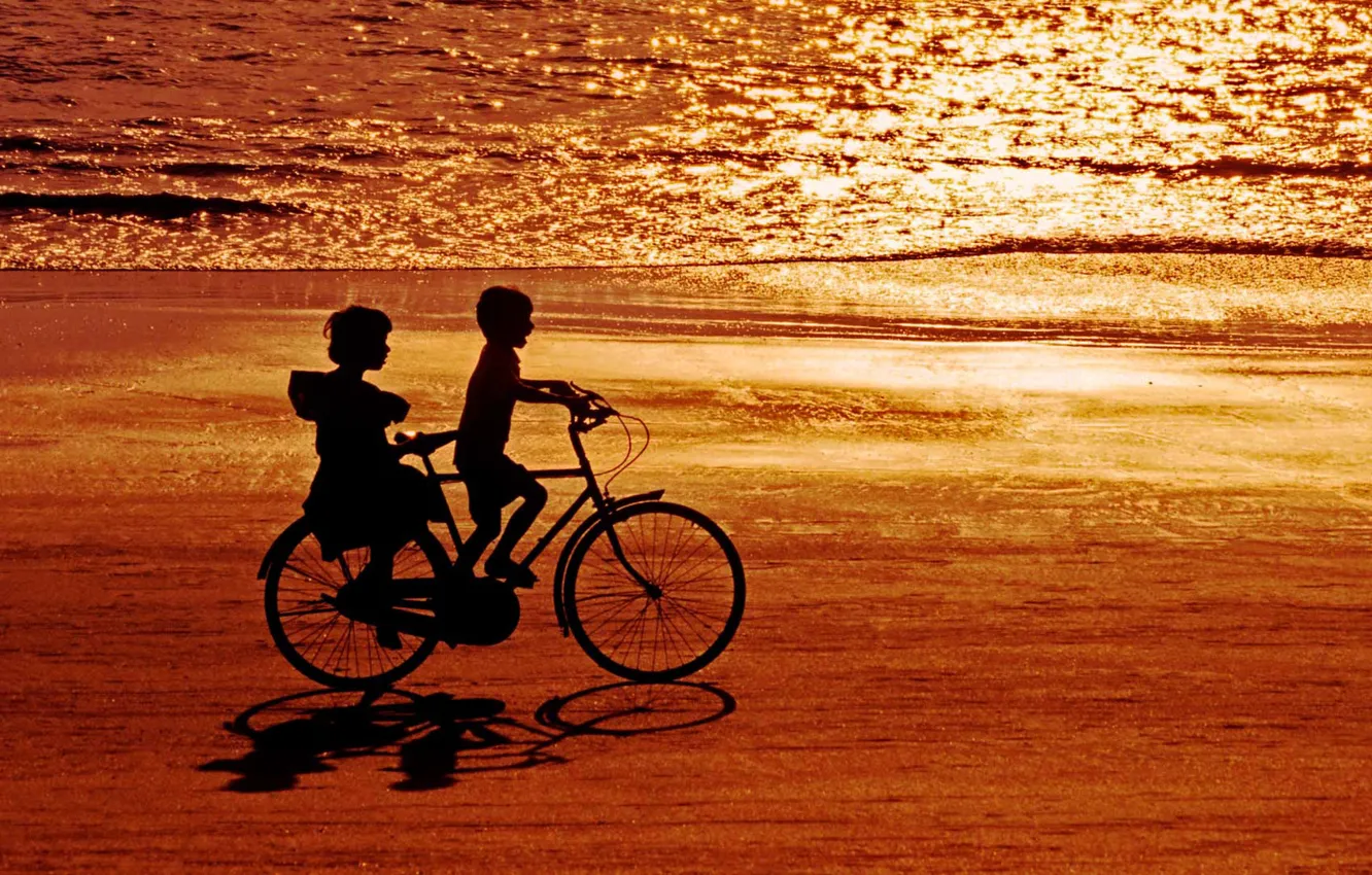 Фото обои море, велосипед, дети, берег, Индия, силуэт, блик, Гоа