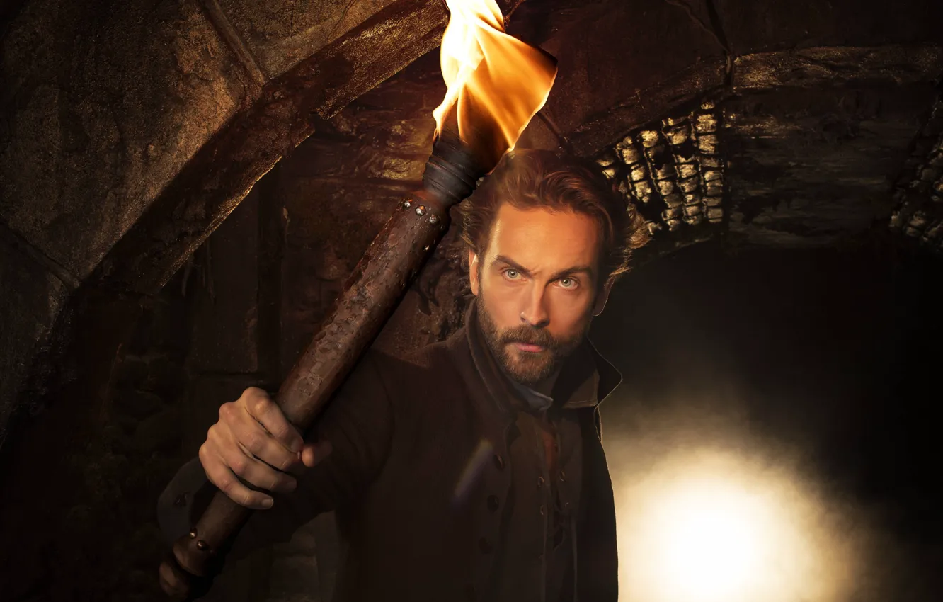 Фото обои fire, flame, rock, soldier, wood, man, spark, Tom Mison
