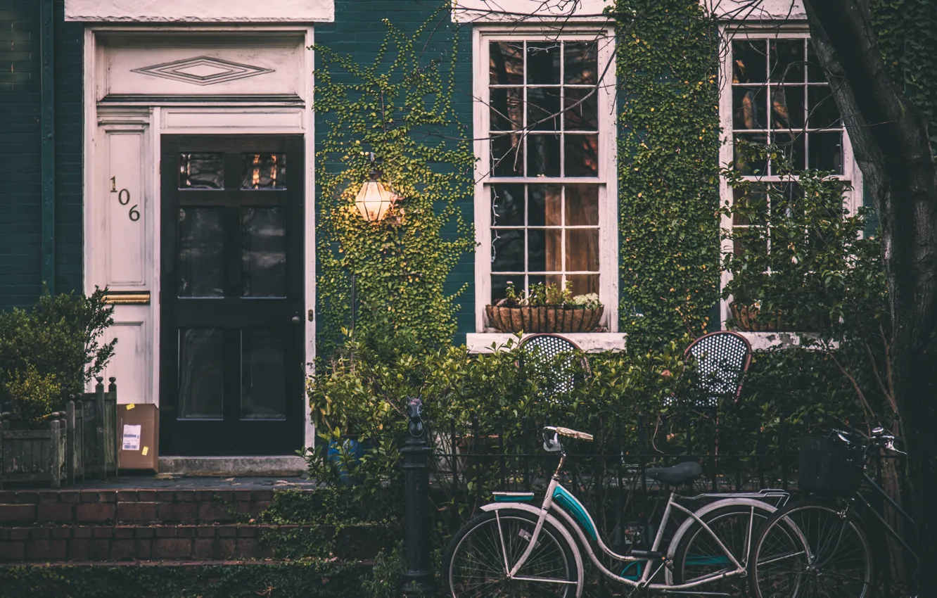 Фото обои велосипед, дом, Город, Окно, виноград, фонарь, архитектура