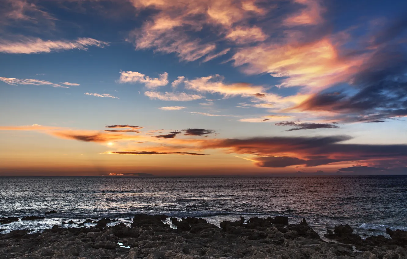 Фото обои море, небо, облака, камни, рассвет, берег, горизонт