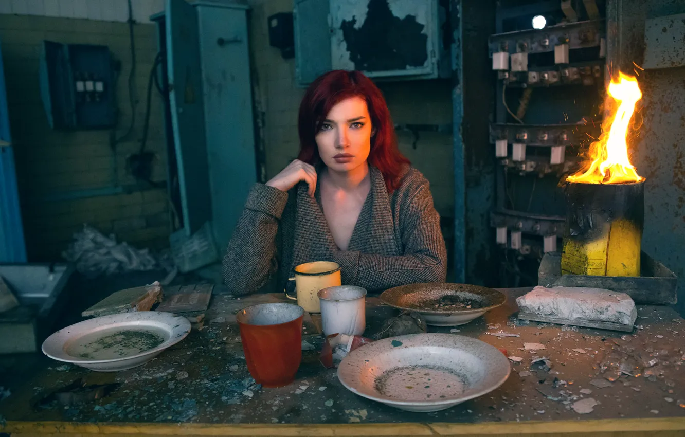 Фото обои девушка, осколки, стол, огонь, пыль, тарелки, посуда