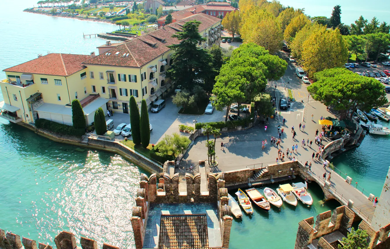 Фото обои деревья, озеро, дома, лодки, Италия, курорт, Italy, вид сверху