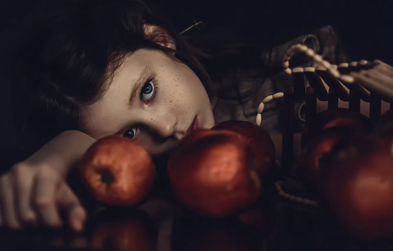 Фото обои яблоки, девочка, веснушки, Misia