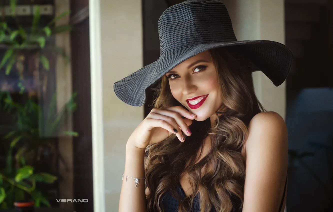 Фото обои взгляд, лицо, улыбка, волосы, шляпа, локоны, Nikolas Verano, Полина Бокова