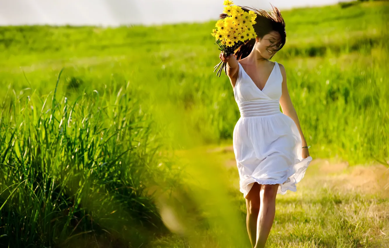 Фото обои зелень, трава, девушка, радость, цветы, свежесть, природа, улыбка