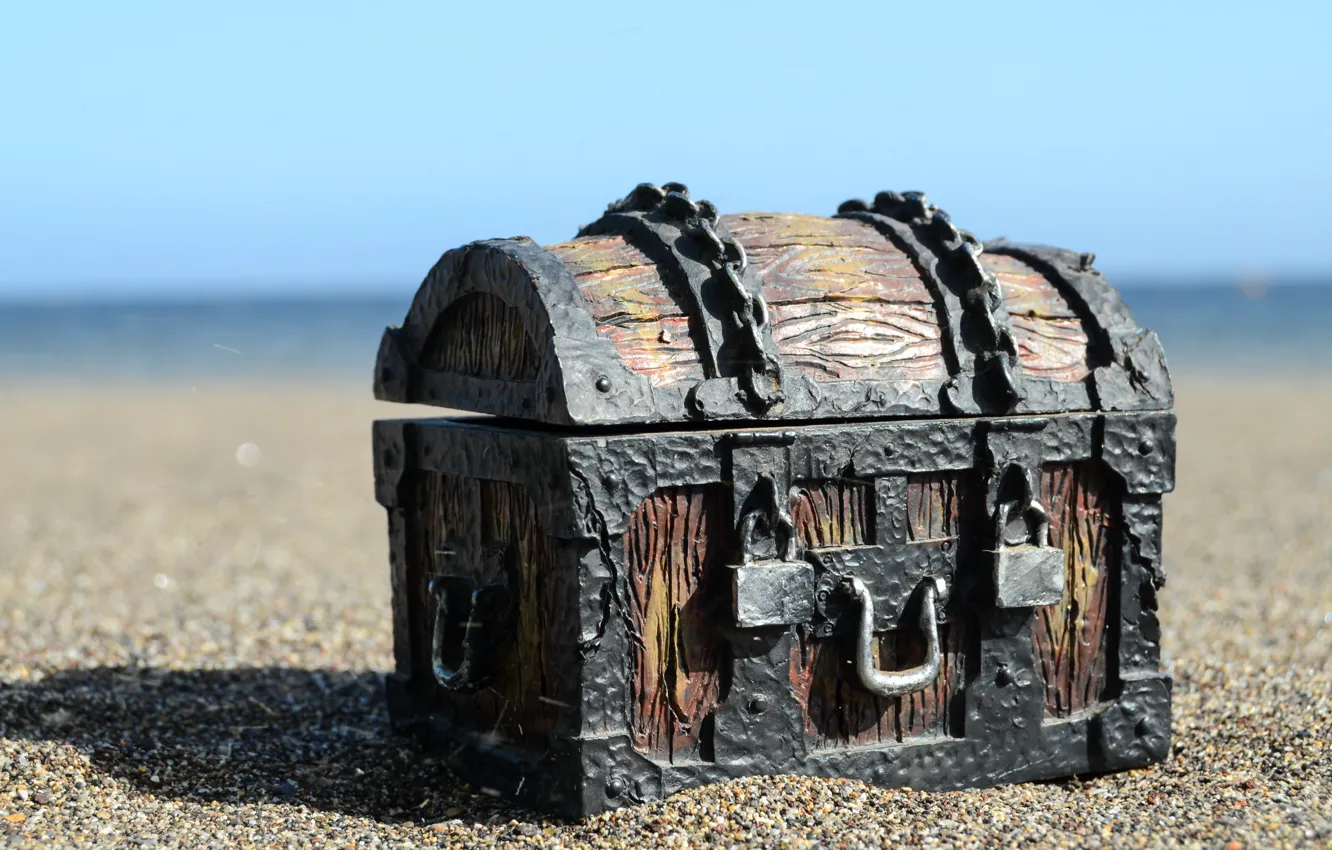 Фото обои metal, wood, sand, chains, locks, old treasure chest