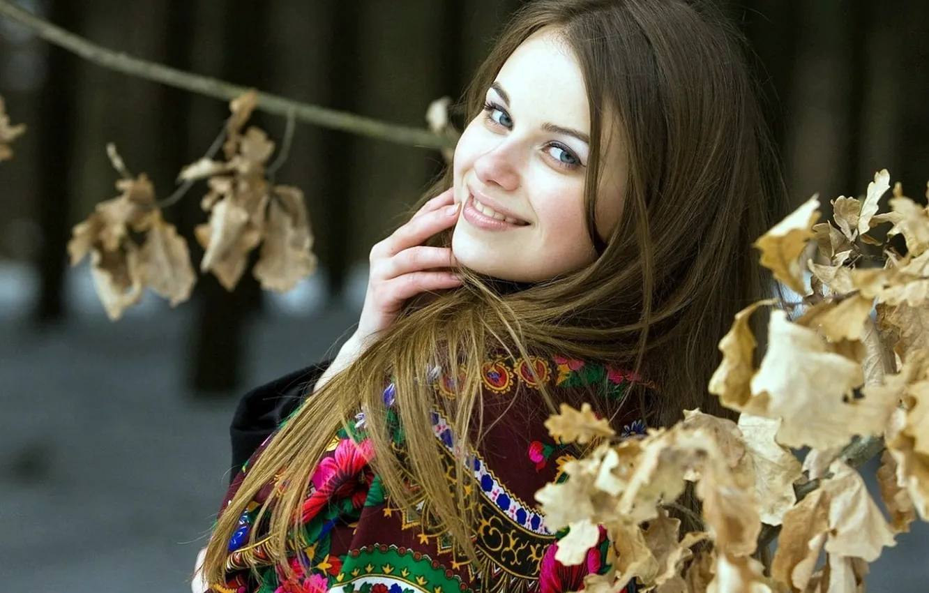 Фото обои зима, улыбка, листва, платок, Русская, русые волосы, славянка