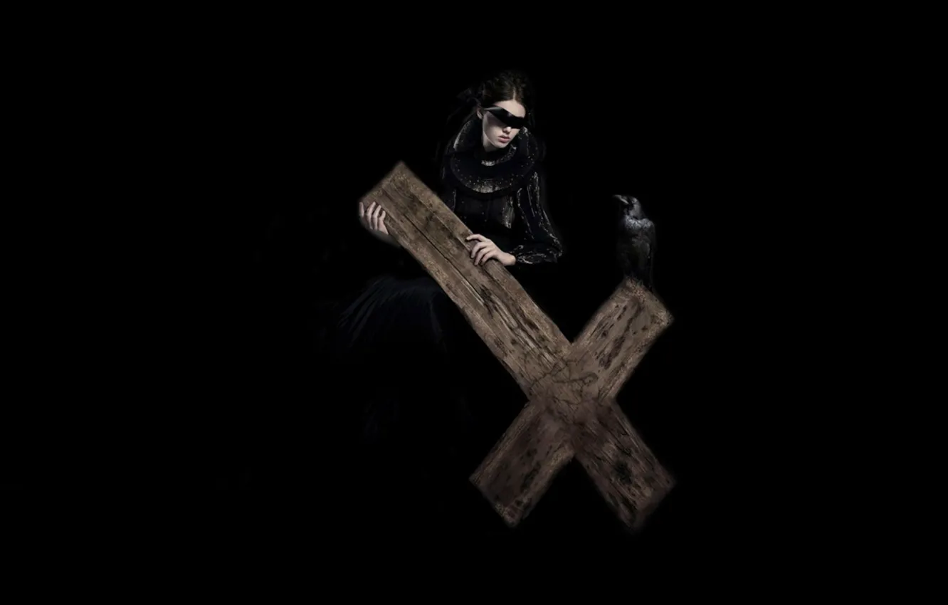 Фото обои тьма, крест, повязка, черное платье, ворон, Женщина, обряд