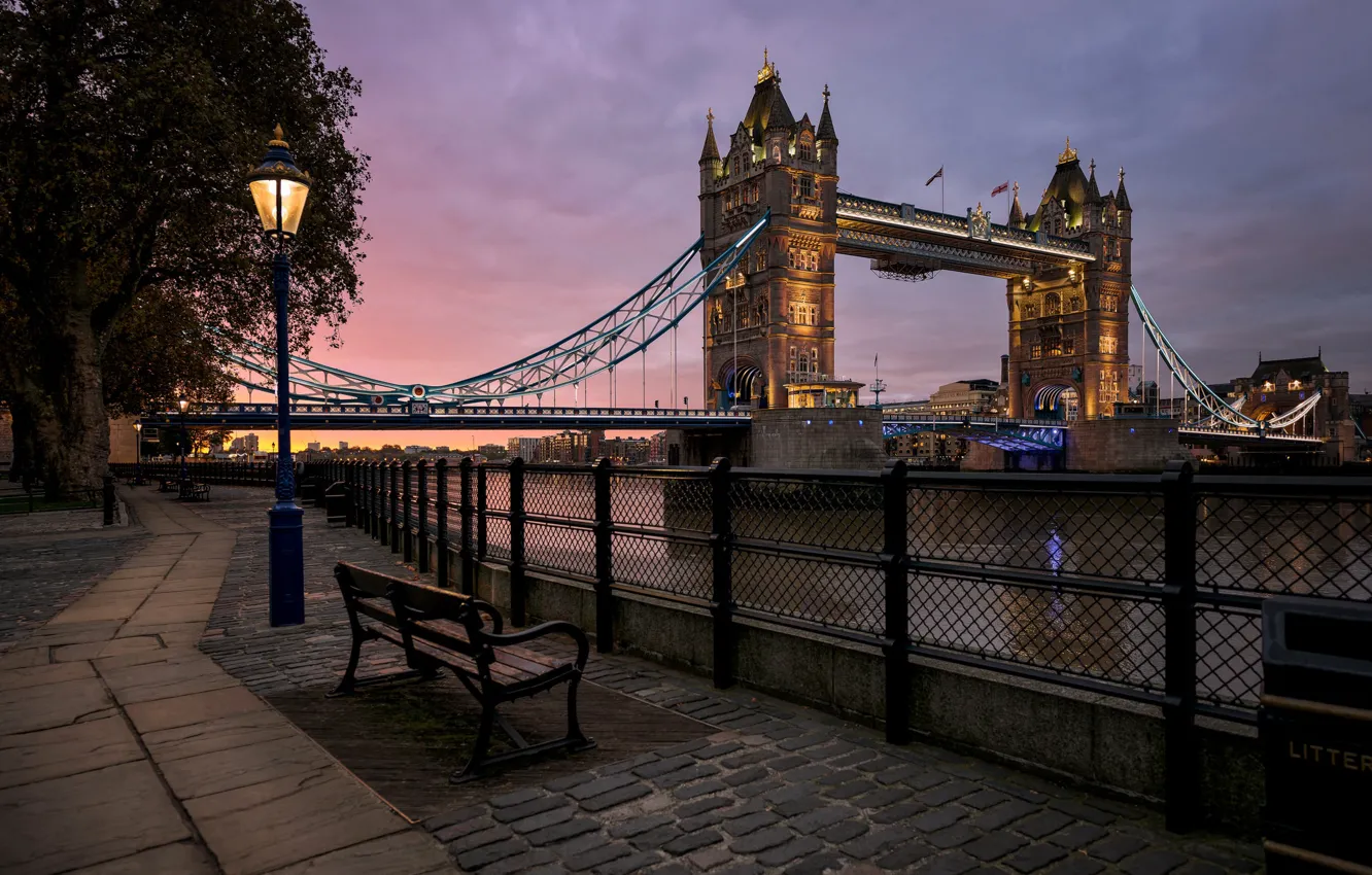 Фото обои река, Англия, Лондон, фонарь, Темза, Тауэрский мост, набережная, скамья
