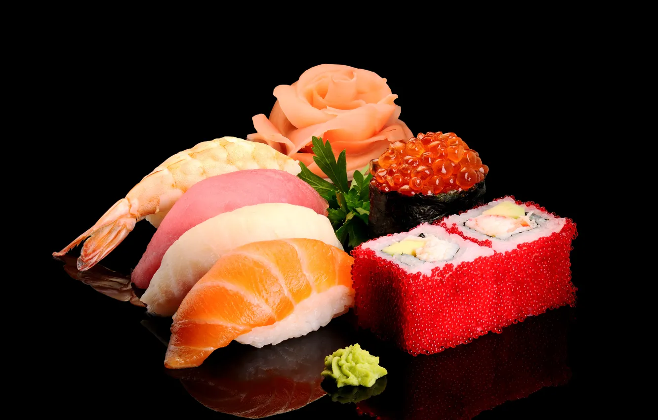 Фото обои зелень, рыба, рис, черный фон, икра, суши, креветки, морепродукты