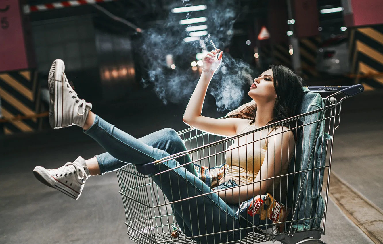 Фото обои девушка, поза, настроение, ноги, кеды, ситуация, джинсы, сигарета