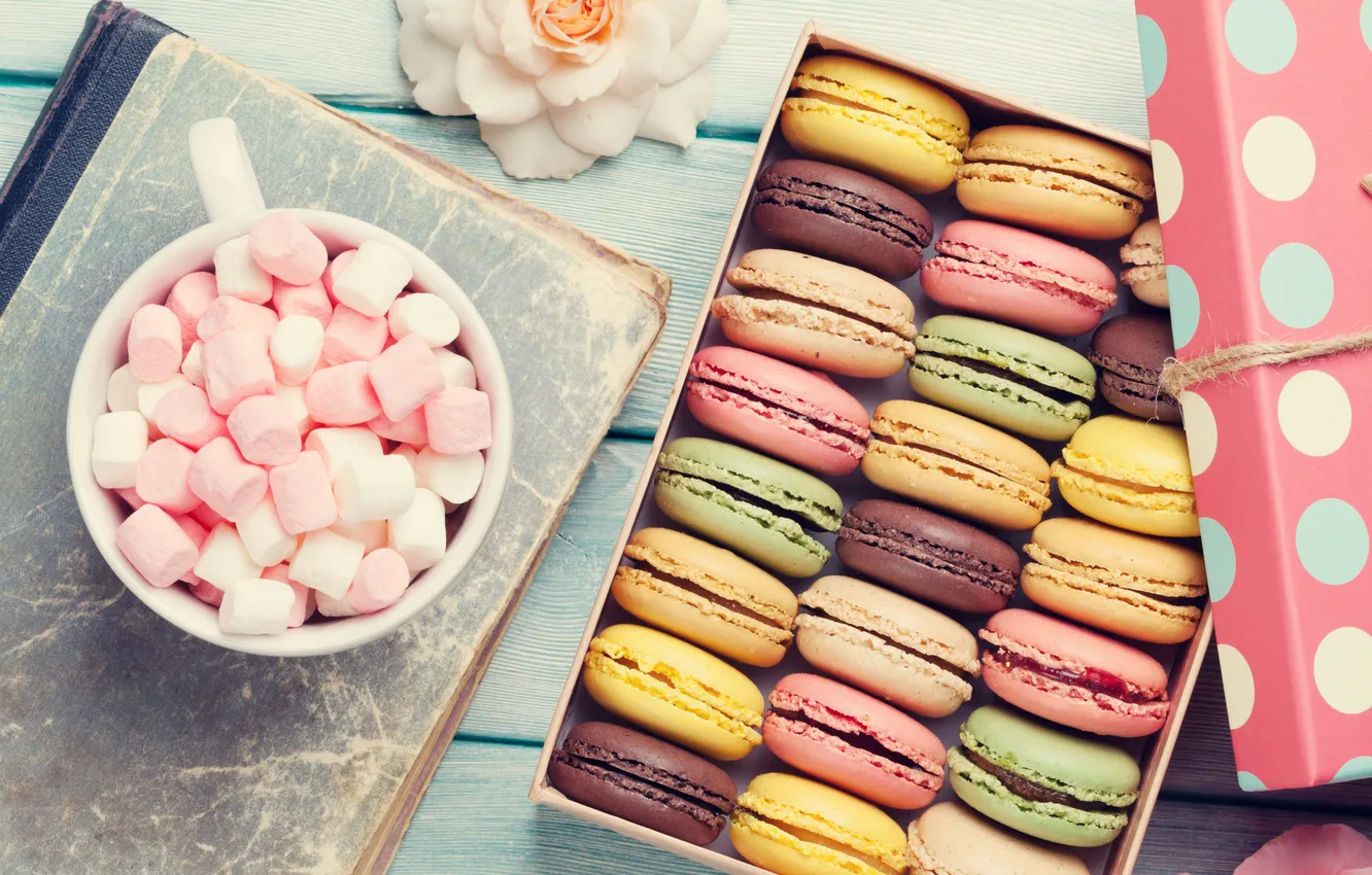 Фото обои цветы, подарок, colorful, wood, pink, flowers, coffee cup, macarons