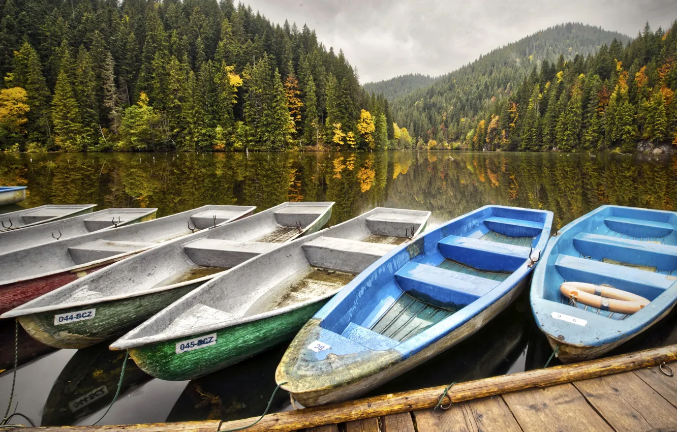 Фото обои осень, горы, озеро, лодки, причал