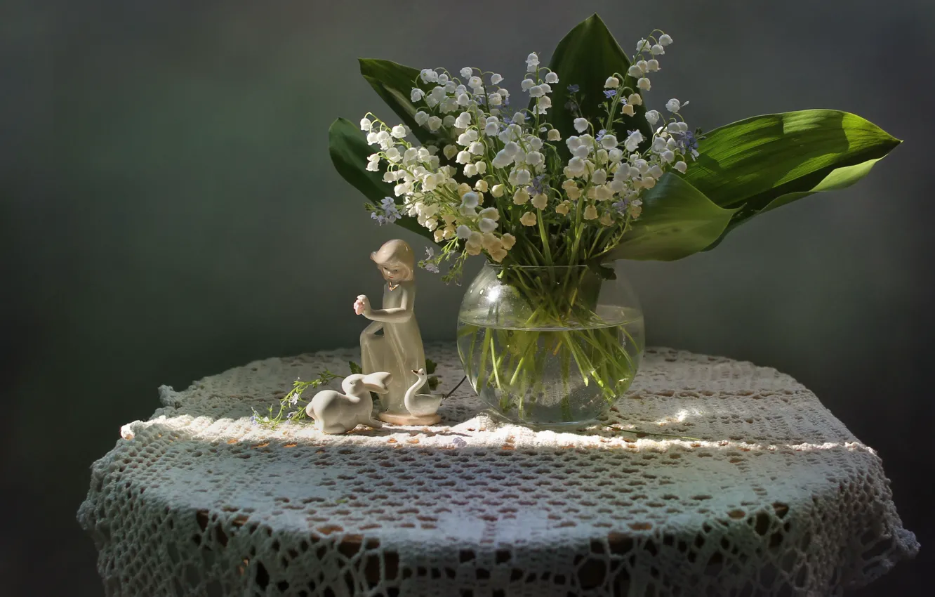 Фото обои девушка, цветы, весна, май, натюрморт, зайчик, ландыши, фигурка