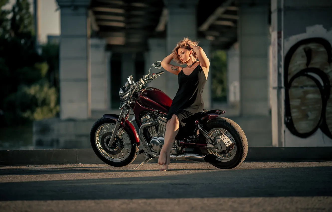 Фото обои long hair, dress, legs, woman, beautiful, motorcycle, model, pretty
