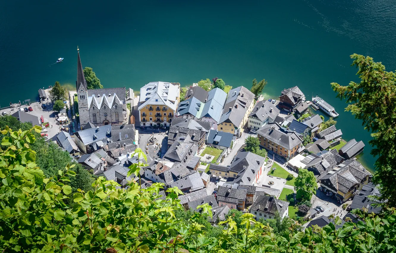 Фото обои зелень, город, озеро, листва, дома, Австрия, церковь, вид сверху
