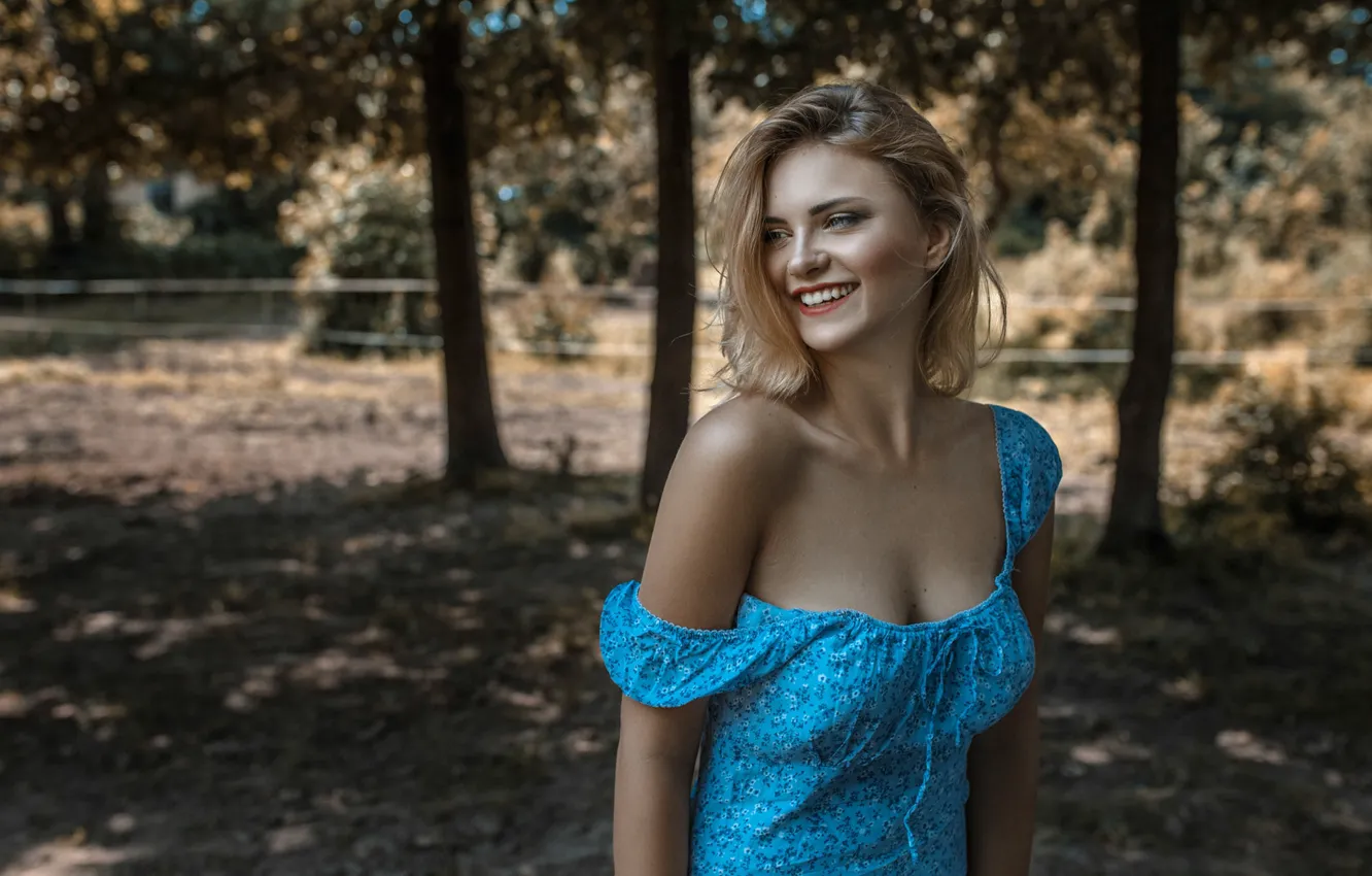 Фото обои девушка, природа, поза, улыбка, портрет, платье, красивая, боке
