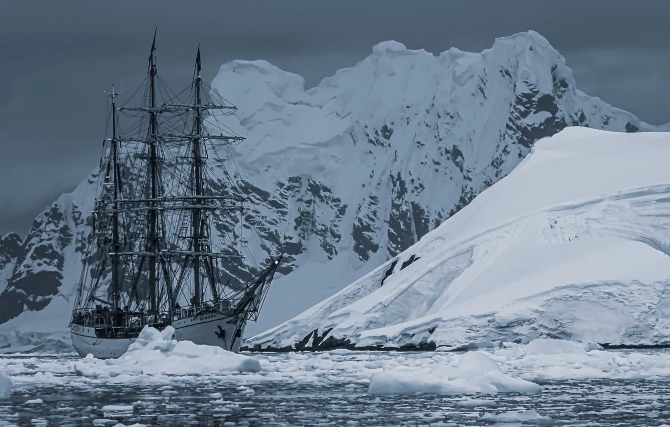 Фото обои море, снег, горы, парусник, льдины, монохром, мачты, Антарктида