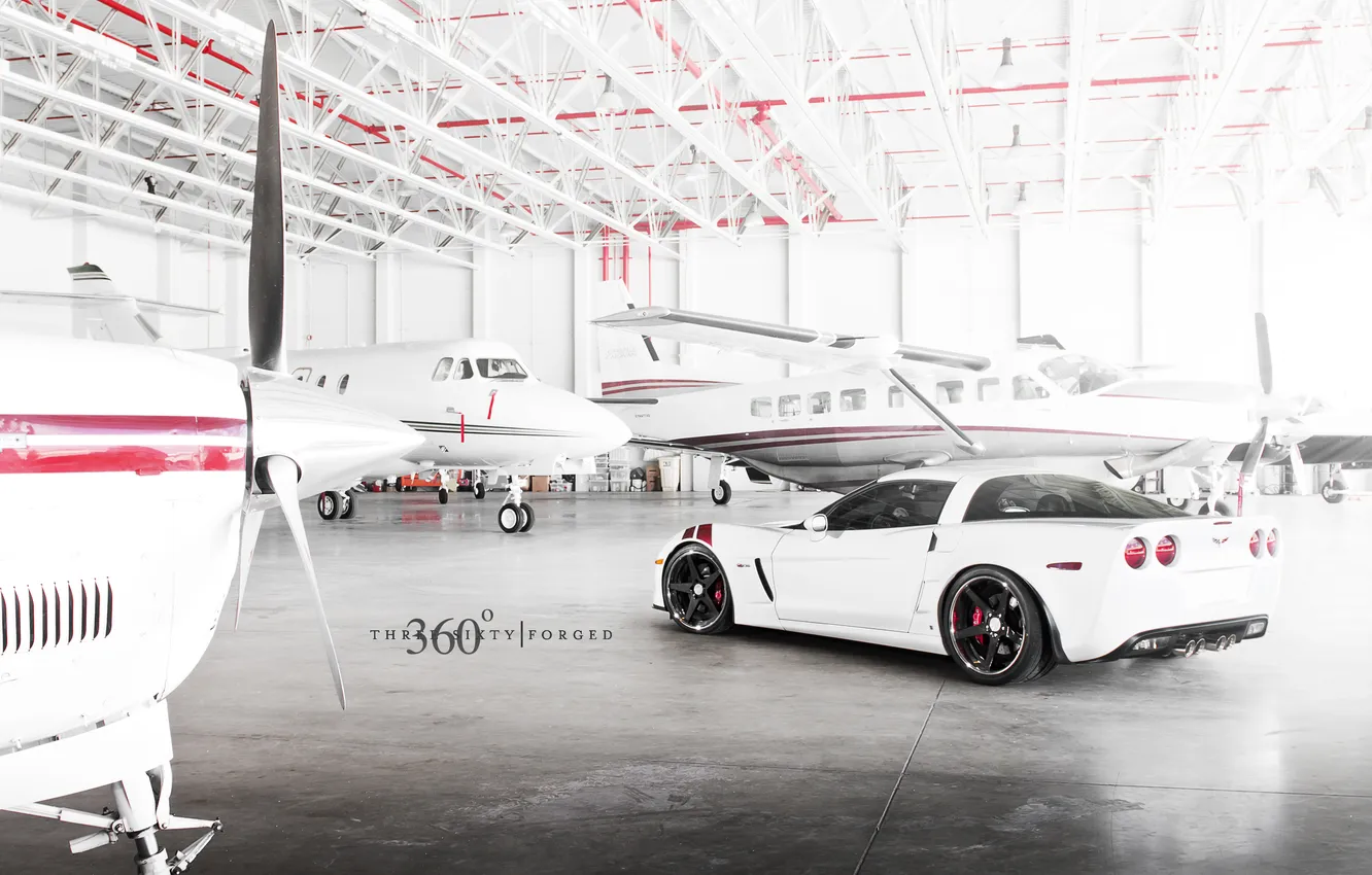 Фото обои Z06, Corvette, Chevrolet, ангар, white, шевроле, корвет, задняя часть