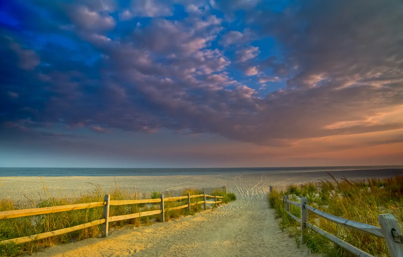 Фото обои песок, море, пляж, небо, трава, забор
