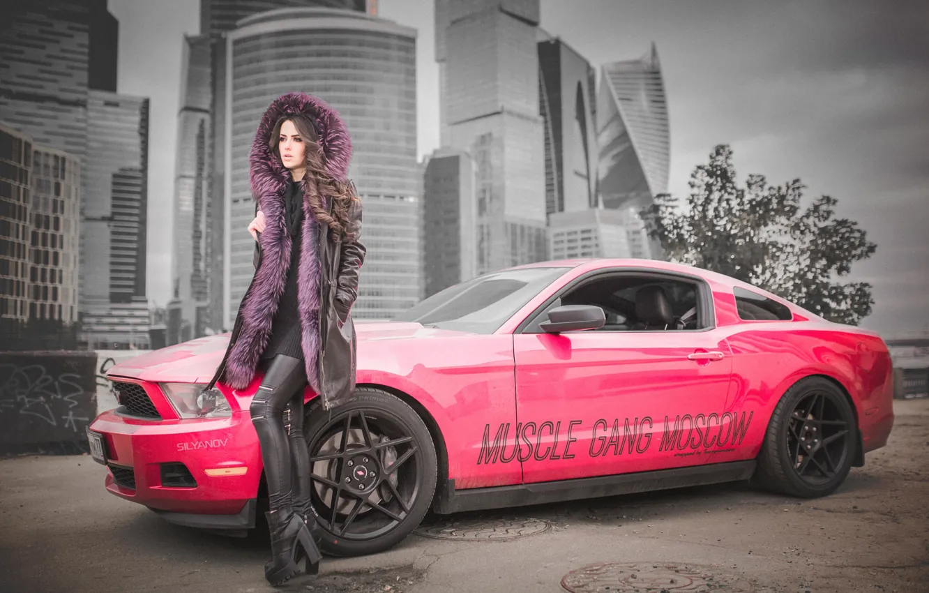 Фото обои город, поза, фон, модель, портрет, дома, макияж, платье